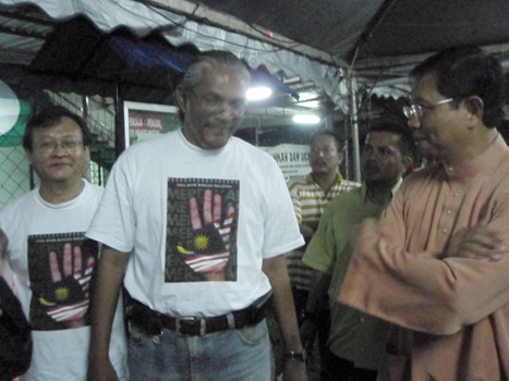 Caught up with the Pakatan candidate at the Markas. Nizar addressed the bloggers shortly after