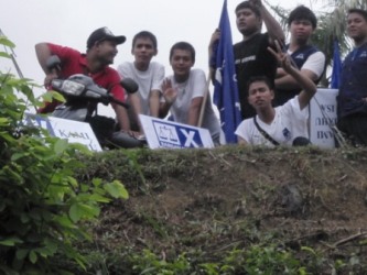 BN supporters up on a hillslope taunting the Pakatan supporters below